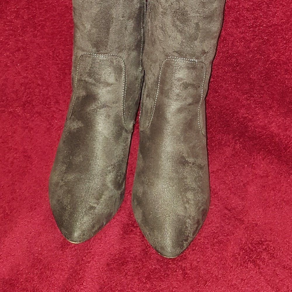 Ladies knee-high boots